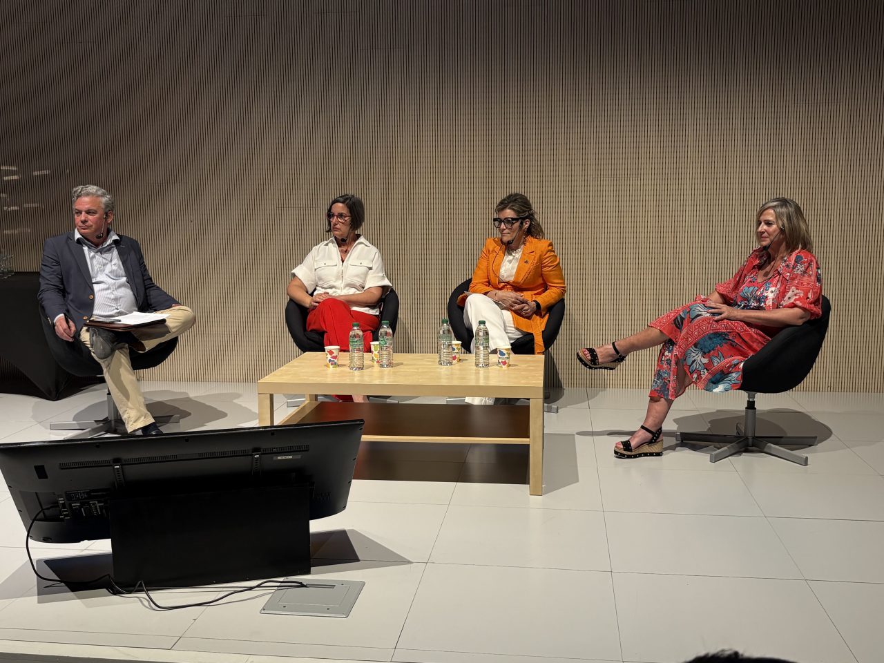 Nuestras socias son noticia: CARMEN URBANO, recoge el Premio a la Mejora en Igualdad del II Ranking de Empresas por la Igualdad de Aragón. 2 Mesa premiadas WomanForward LuisHumberto Carmenurbano